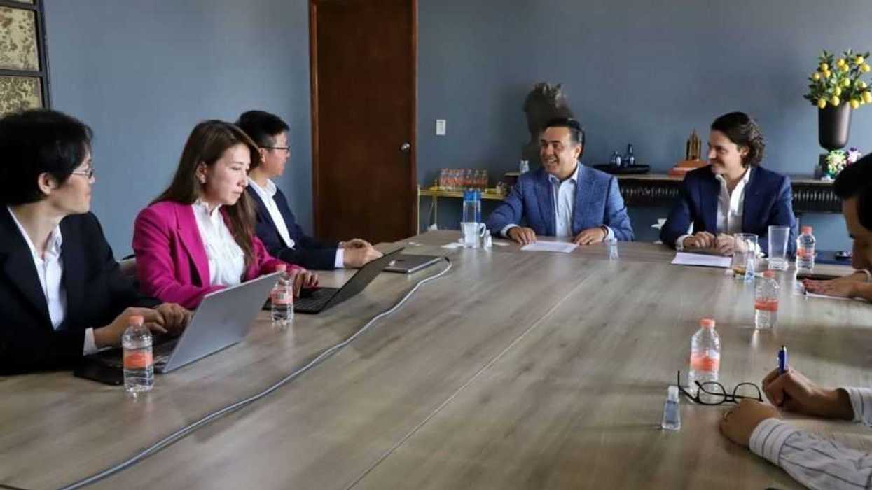 Querétaro recibe a representantes de Foxconn para fortalecer la industria electrónica.