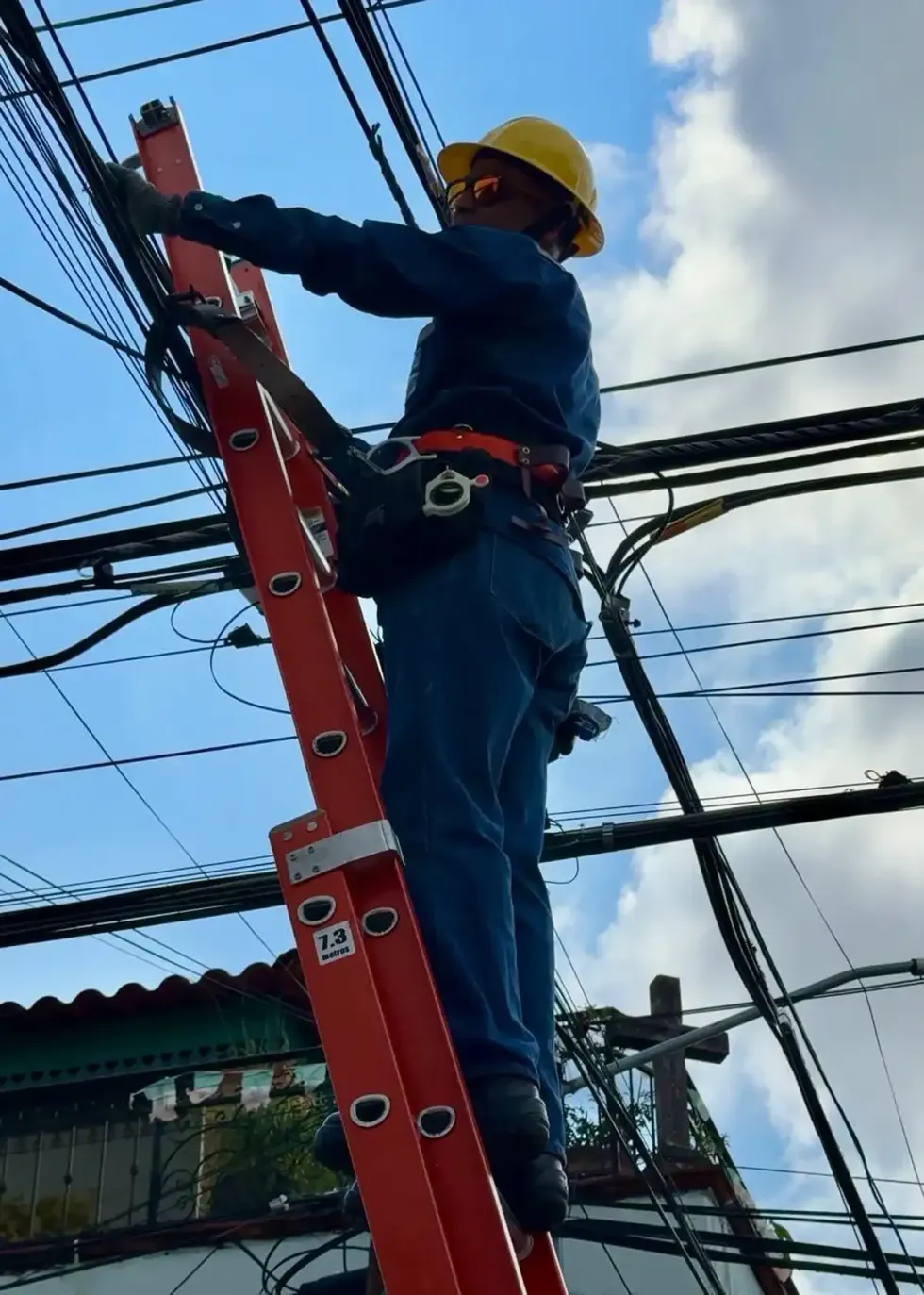 rabajador retira cableado de telecomunicaciones en un poste durante una jornada de limpieza de infraestructura a\u00e9rea en Quer\u00e9taro.