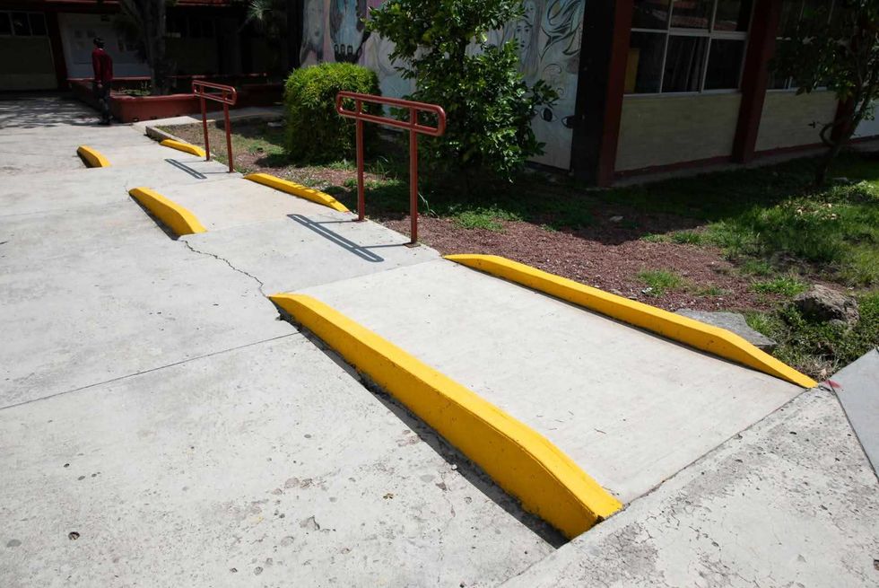 Rampas con pasamanos met\u00e1licos instaladas en el plantel 10 del COBAQ en San Juan del R\u00edo para facilitar el desplazamiento de estudiantes con discapacidad motriz.