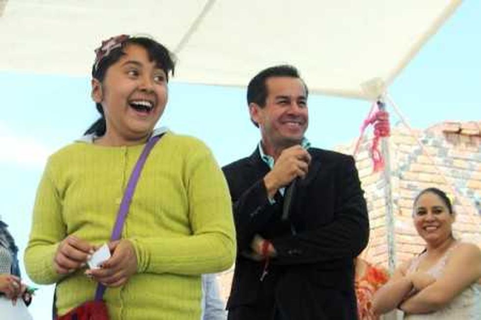 Raúl Orihuela González, encabezó la entrega de apoyos para mejorar la calidad de vida de las familias en la comunidad de San Nicolás.