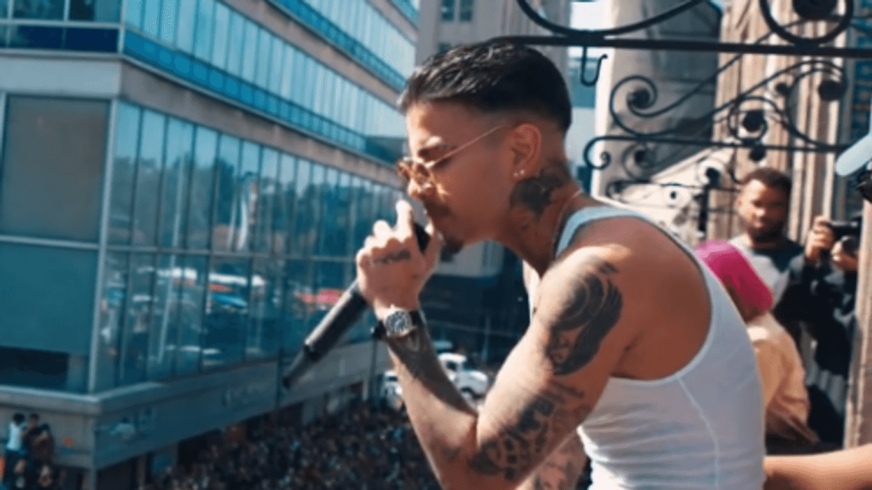 Rauw Alejandro sorprende a fans y aparece en terraza de la CDMX