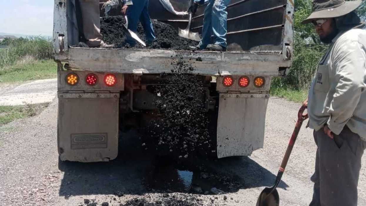 Realizan trabajos de bacheo en Santa Matilde, San Juan del Río.