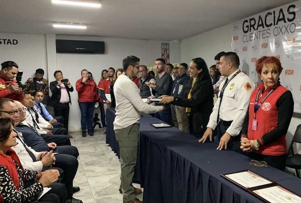 recibe bomberos san juan del rio 468 mil pesos de redondeo oxxo