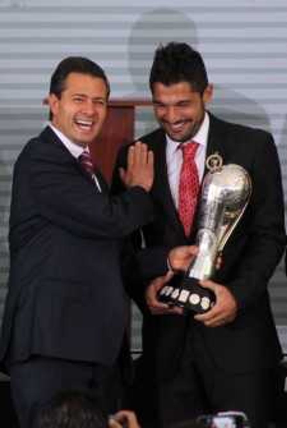 RECIBE PEÑA NIETO A XOLOS DE TIJUANA