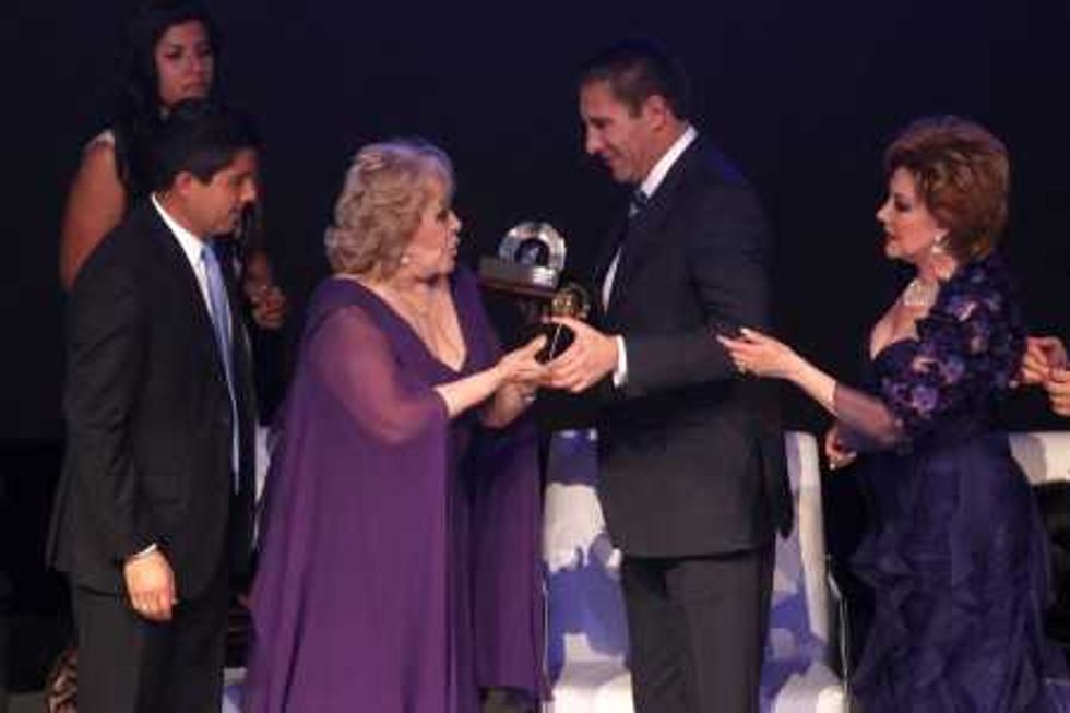 RECIBE SILVIA PINAL PREMIO HÉCTOR AZAR