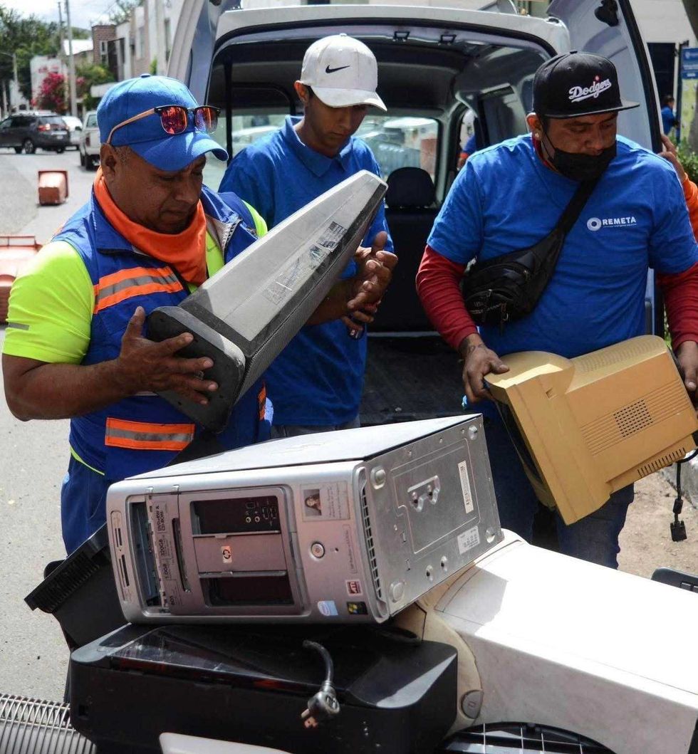 Recolecci\u00f3n de residuos electr\u00f3nicos en Quer\u00e9taro durante jornada de reciclaje en parque municipal