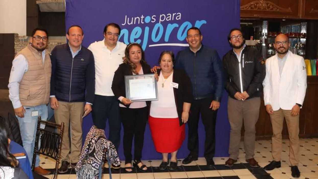 Reconocimiento de diputados a Auxiliares de Casas de Salud en San Juan del Río.