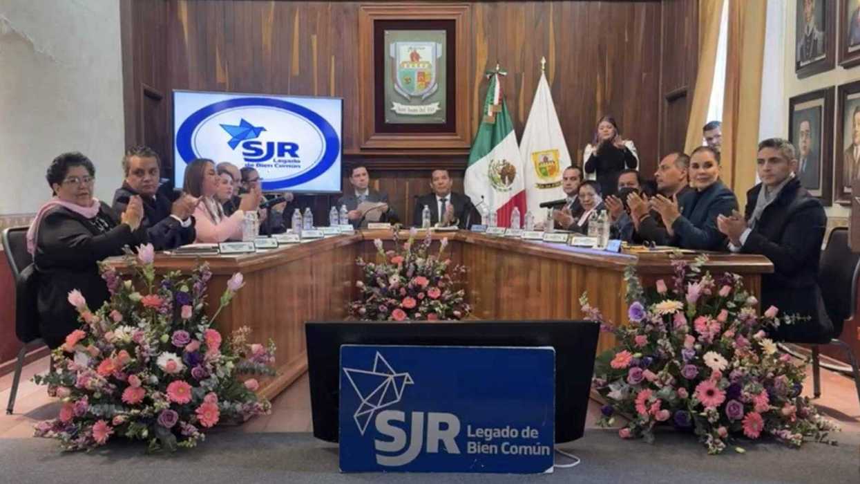 Reconocimiento público a Grupo Reto AC en sesión de cabildo de San Juan del Río por 21 años de apoyo a mujeres con cáncer.