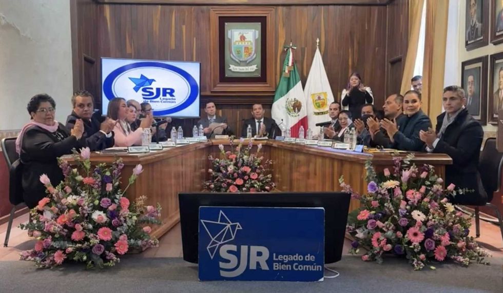 Reconocimiento público a Grupo Reto AC en sesión de cabildo de San Juan del Río por 21 años de apoyo a mujeres con cáncer.