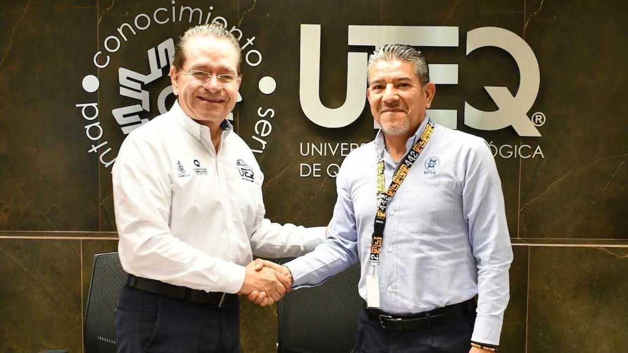Rector de la UTEQ y representante de Nihon Plast Mexicana firman convenio de estadías sobre una mesa con documentos