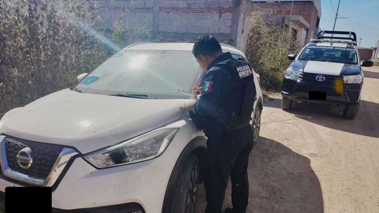 Recupera policía municipal vehículo robado en San Juan del Río.