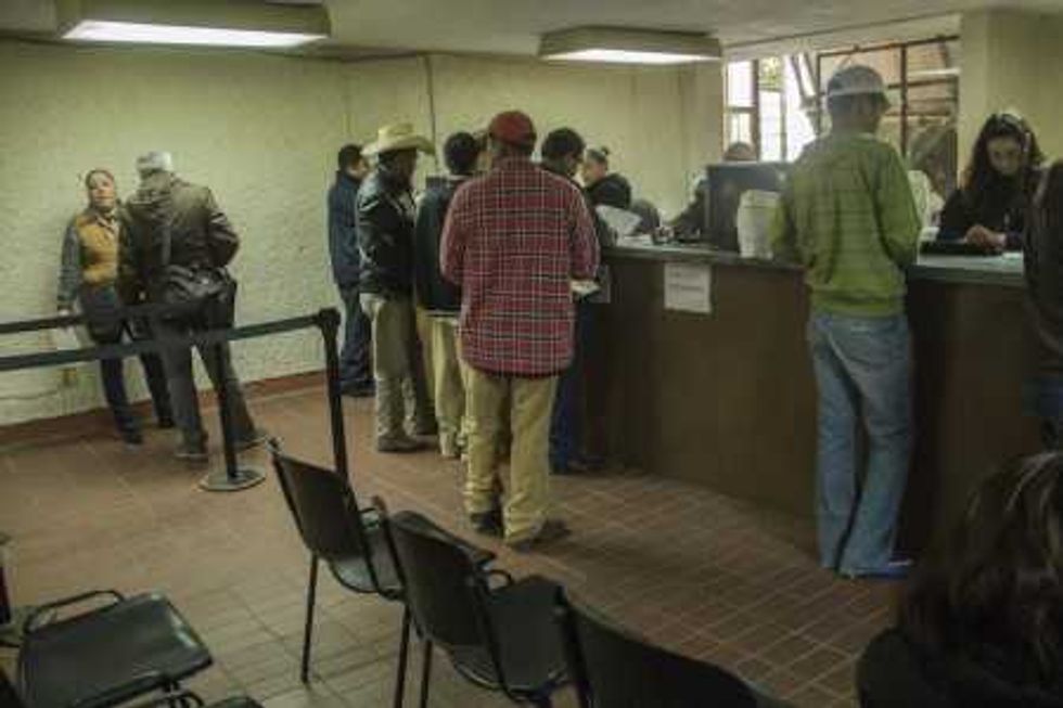 Refrendan tenencia automovilistas en San Juan del Río.