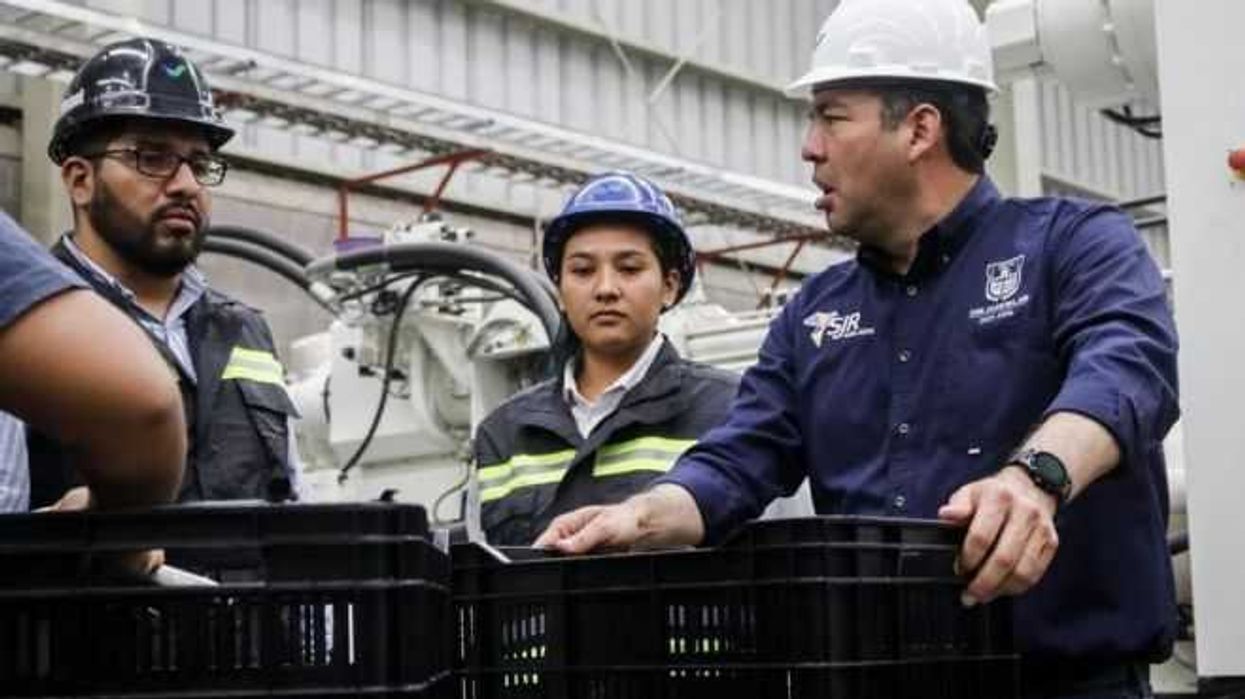 Refuerza Roberto Cabrera apoyo a sector industrial con visita a ‘Vanplastic’.