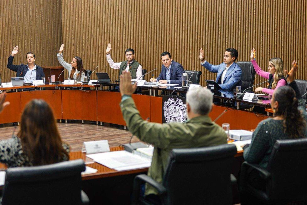 Regidores del Ayuntamiento de Querétaro durante votación de Ley de Ingresos 2026 en sesión de cabildo.