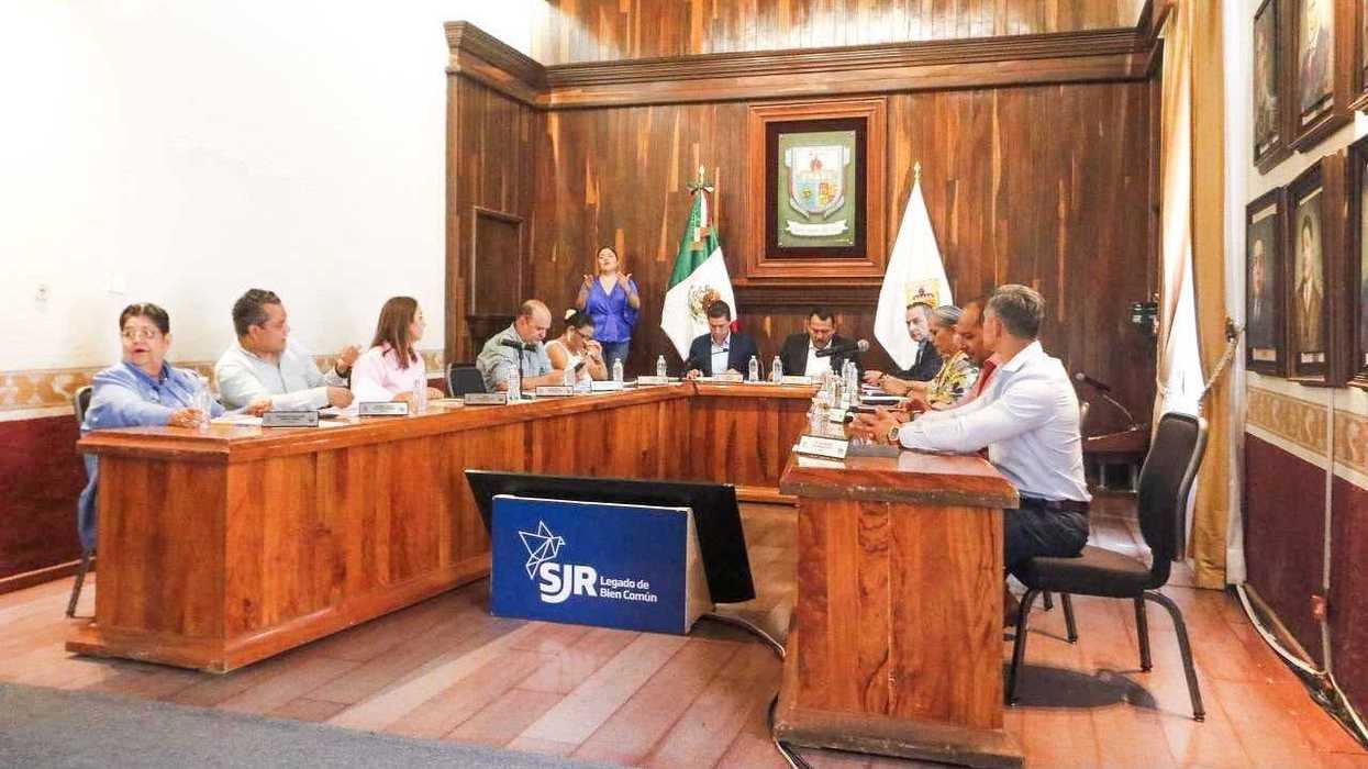 Regidores del Ayuntamiento de San Juan del Río durante la votación en sesión de Cabildo