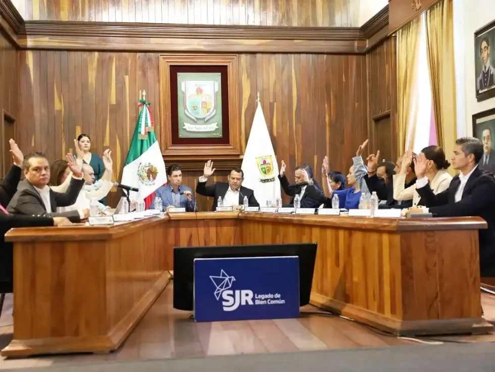 Regidores del Cabildo de San Juan del R\u00edo levantan la mano durante votaci\u00f3n en sesi\u00f3n de cabildo