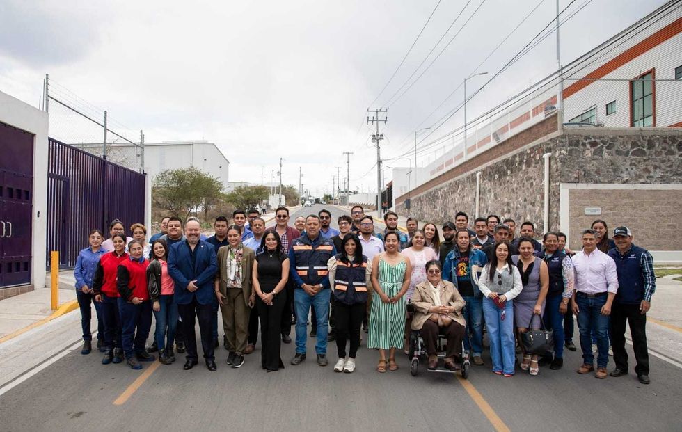 Rehabilitaci\u00f3n de calle Aztecas en Nuevo Parque Industrial de San Juan del R\u00edo, con pavimento nuevo y banquetas reconstruidas en zona industrial queretana