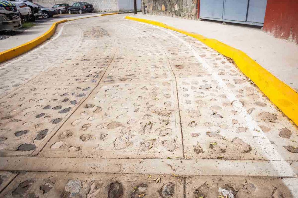 Rehabilitaci\u00f3n de calles en el Barrio de La Concepci\u00f3n en San Juan del R\u00edo con empedrado y carpeta asf\u00e1ltica nueva