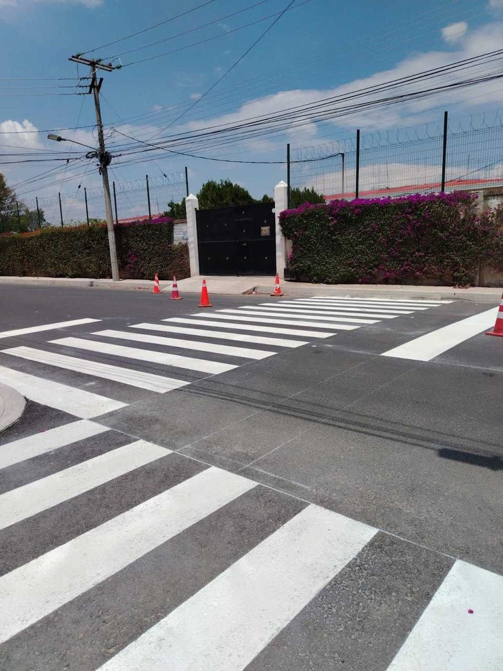 Rehabilitaci\u00f3n del bulevar Pablo Cabrera en San Juan del R\u00edo con carpeta asf\u00e1ltica nueva y banquetas renovadas