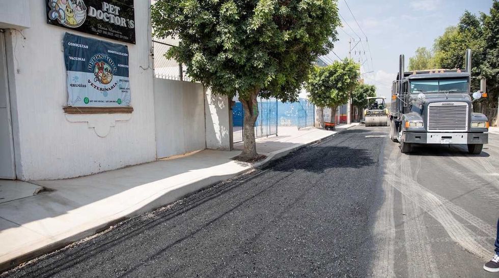 Rehabilitaci\u00f3n del bulevar Pablo Cabrera en San Juan del R\u00edo con carpeta asf\u00e1ltica nueva y banquetas renovadas