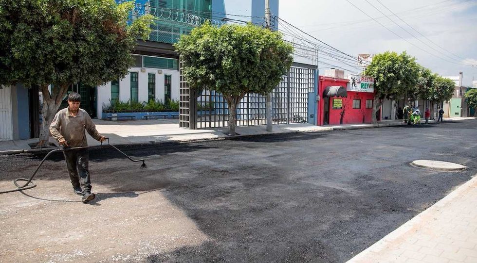 Rehabilitaci\u00f3n del bulevar Pablo Cabrera en San Juan del R\u00edo con carpeta asf\u00e1ltica nueva y banquetas renovadas