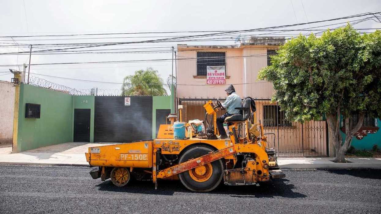Rehabilitación del bulevar Pablo Cabrera en San Juan del Río con carpeta asfáltica nueva y banquetas renovadas
