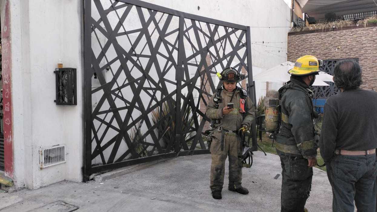 Reja del restaurante Bisonte sobre Constituyentes tras el atentado con fuego en San Juan del Río