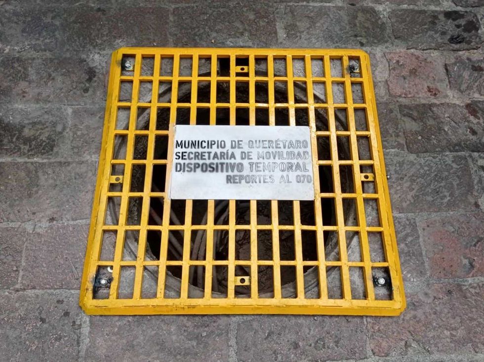 Rejilla temporal con rampa colocada por Semov sobre registro abierto en calle Manuel Guti\u00e9rrez N\u00e1jera, Centro Hist\u00f3rico de Quer\u00e9taro