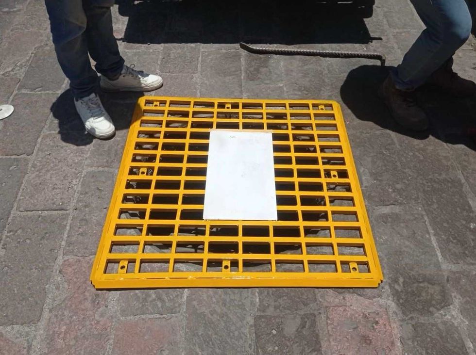 Rejilla temporal con rampa colocada por Semov sobre registro abierto en calle Manuel Guti\u00e9rrez N\u00e1jera, Centro Hist\u00f3rico de Quer\u00e9taro