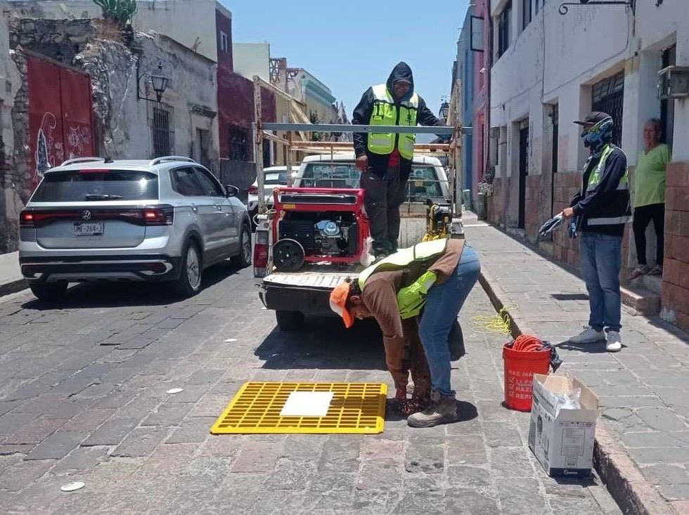 Rejilla temporal con rampa colocada por Semov sobre registro abierto en calle Manuel Guti\u00e9rrez N\u00e1jera, Centro Hist\u00f3rico de Quer\u00e9taro