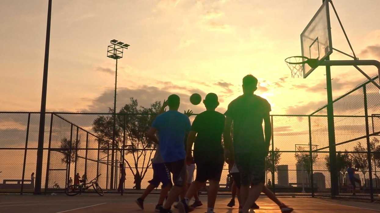 Render aéreo de un centro comunitario México Imparable con cancha de fútbol, pista atlética y domo de basquetbol