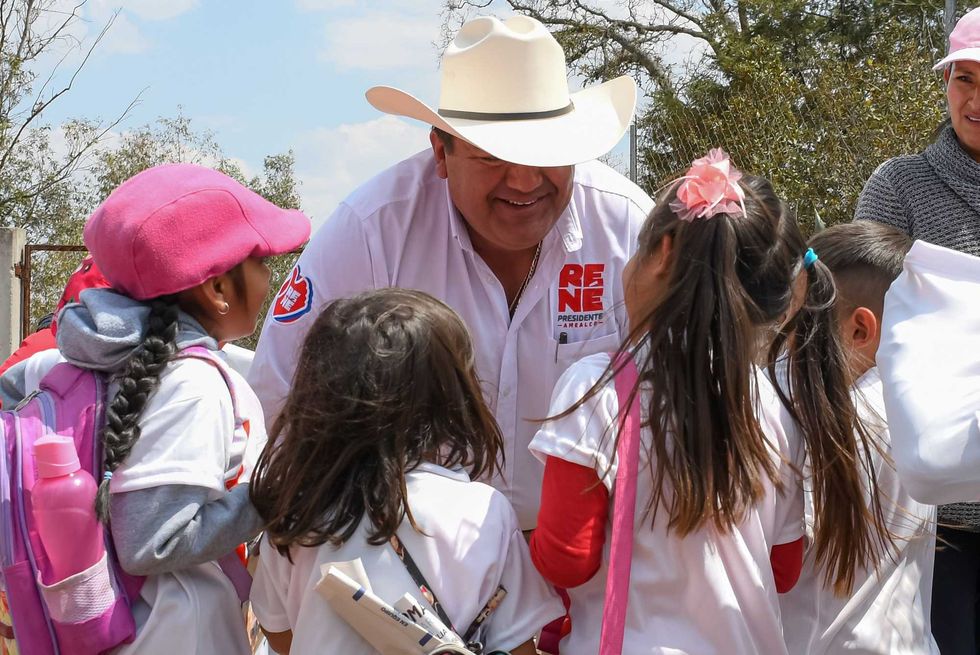 René Mejía reafirma su compromiso con la niñez amealcense.
