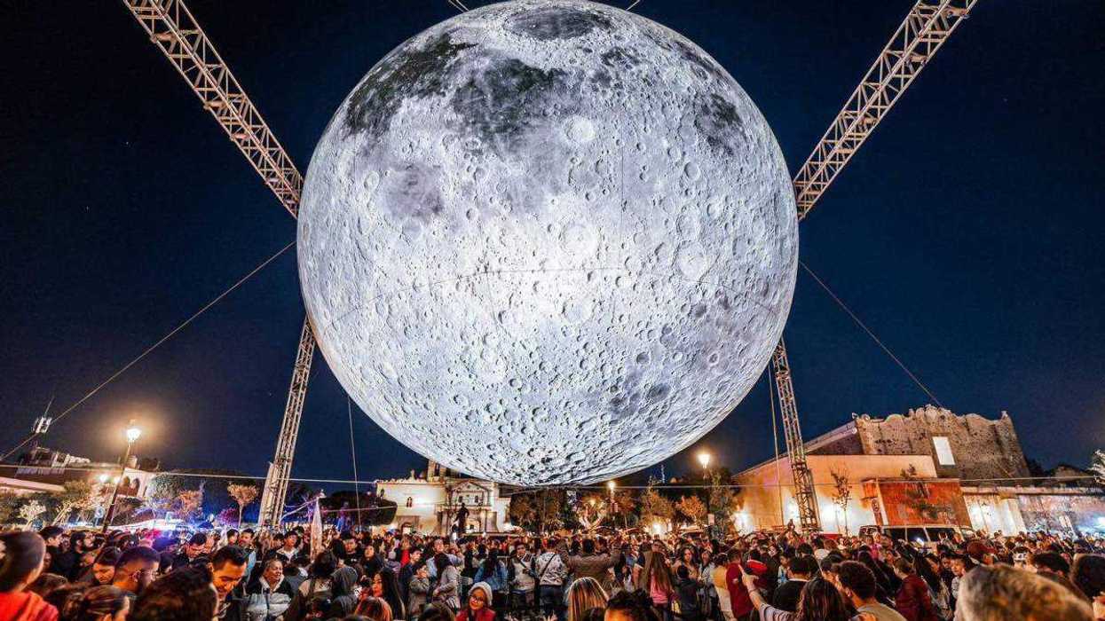 Réplica monumental de la Luna iluminada en Jardín Guerrero durante exposición de Luke Jerram en Querétaro. Foto: Municipio de Querétaro.
