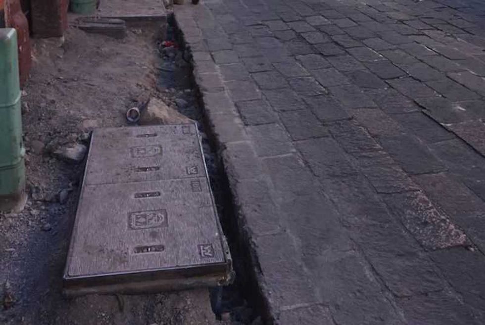 reportan robo de coladeras en el centro historico de queretaro 2