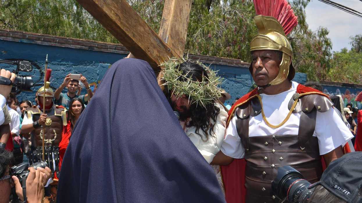 Representación del viacrucis en comunidad rural de San Juan del Río, Querétaro, durante Semana Santa