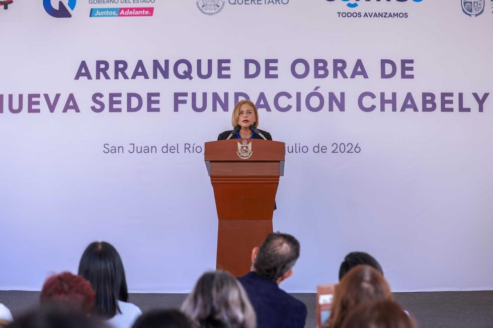 Representante de Fundaci\u00f3n Chabely saluda de mano a funcionario durante el arranque de obra en San Juan del R\u00edo