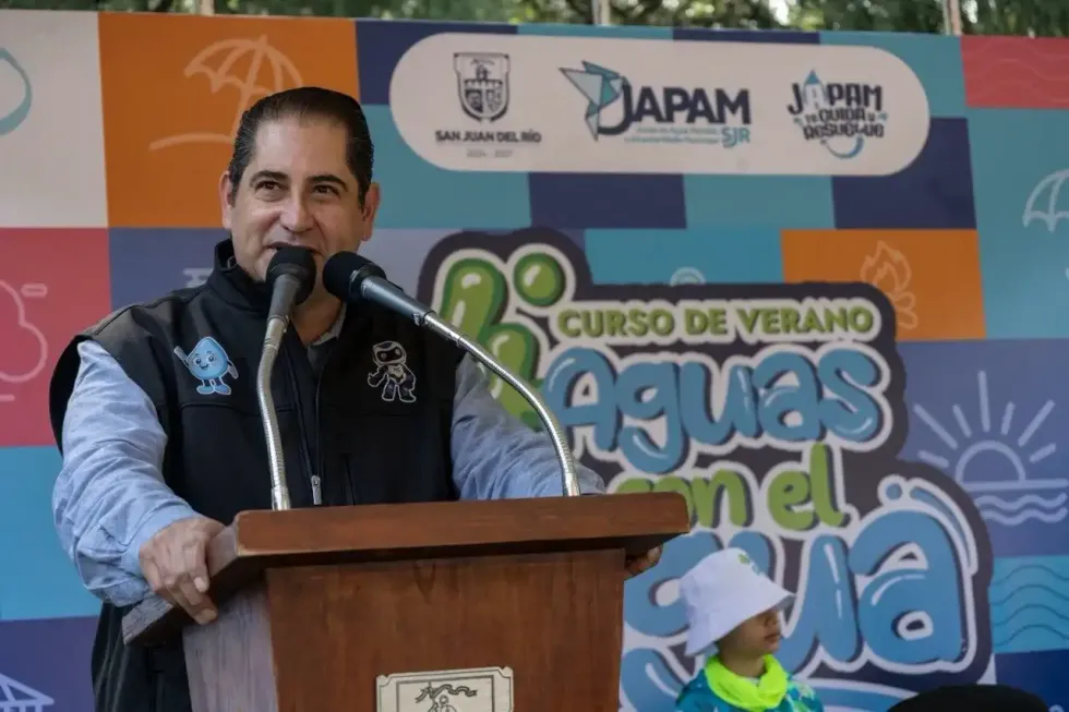 Representante de JAPAM habla durante la ceremonia inaugural del curso Aguas con el Agua.