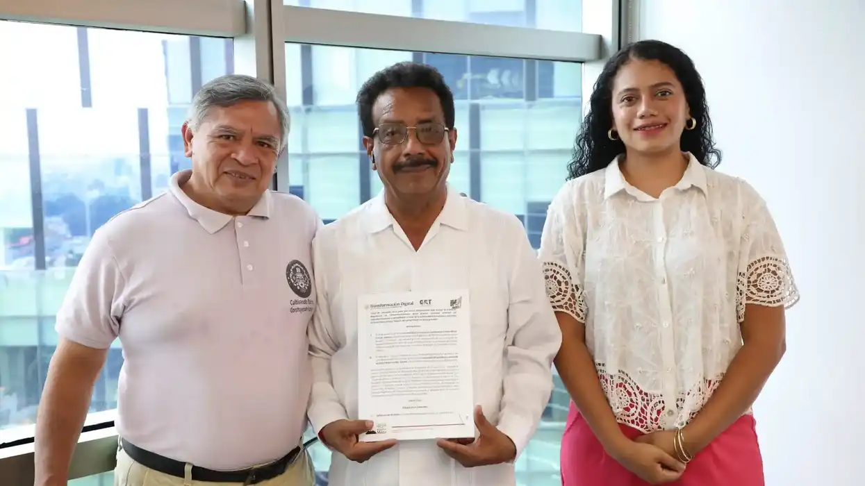 Representantes de Afroradio muestran el título de concesión para transmitir en el 91.1 FM.