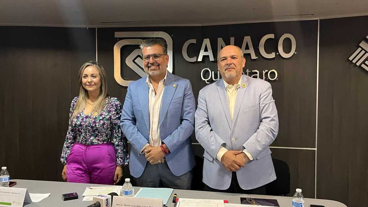Representantes de CANACO Querétaro, CANACOPE y CANACO San Juan del Río frente al logotipo de CANACO Querétaro.