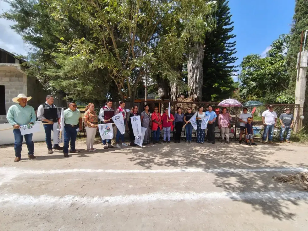 Representantes de Conagua y del municipio de Landa de Matamoros durante el arranque de la ampliaci\u00f3n de la red de drenaje sanitario en La Laguni