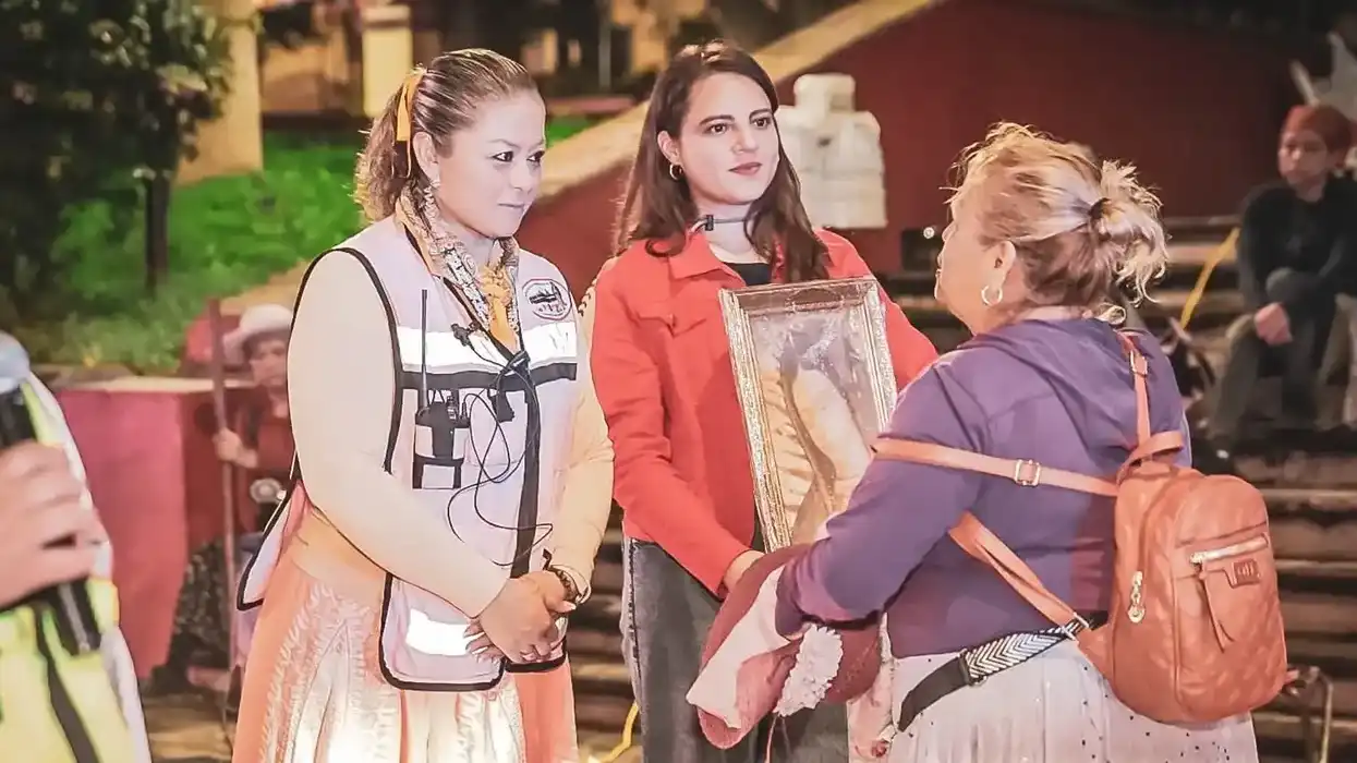 Representantes de la peregrinación femenina entregan un obsequio a autoridades municipales de Landa de Matamoros