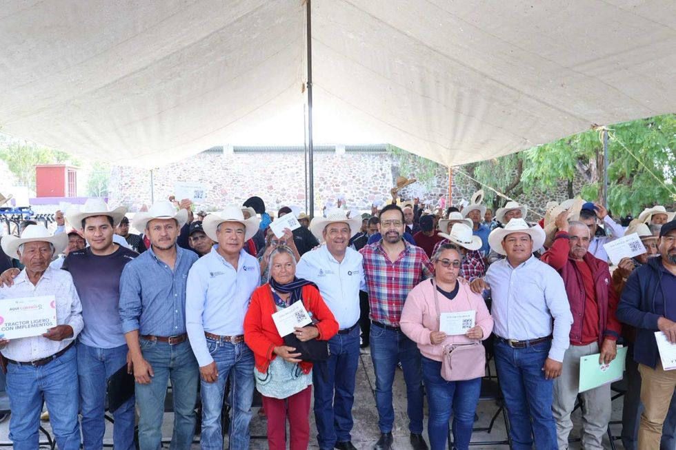 Representantes de la Secretar\u00eda de Desarrollo Agropecuario y del Gobierno de Quer\u00e9taro durante la entrega de semilla forrajera en Col\u00f3n.