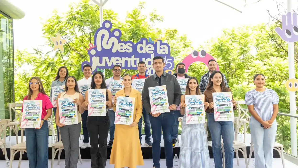 Representantes de la SEJUVE y de institutos municipales muestran carteles del Mes de la Juventud 2026 en Querétaro.