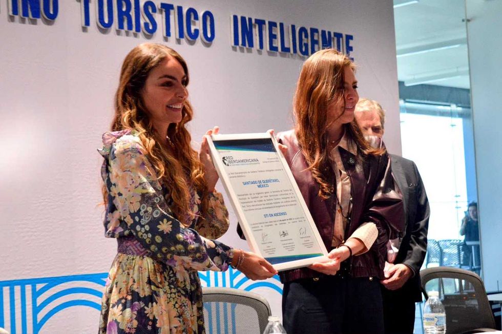 Representantes de las secretar\u00edas de Turismo estatal y municipal de Quer\u00e9taro sostienen el diploma de la Distinci\u00f3n de Destino Tur\u00edstico Inteligente otorgado por la Red