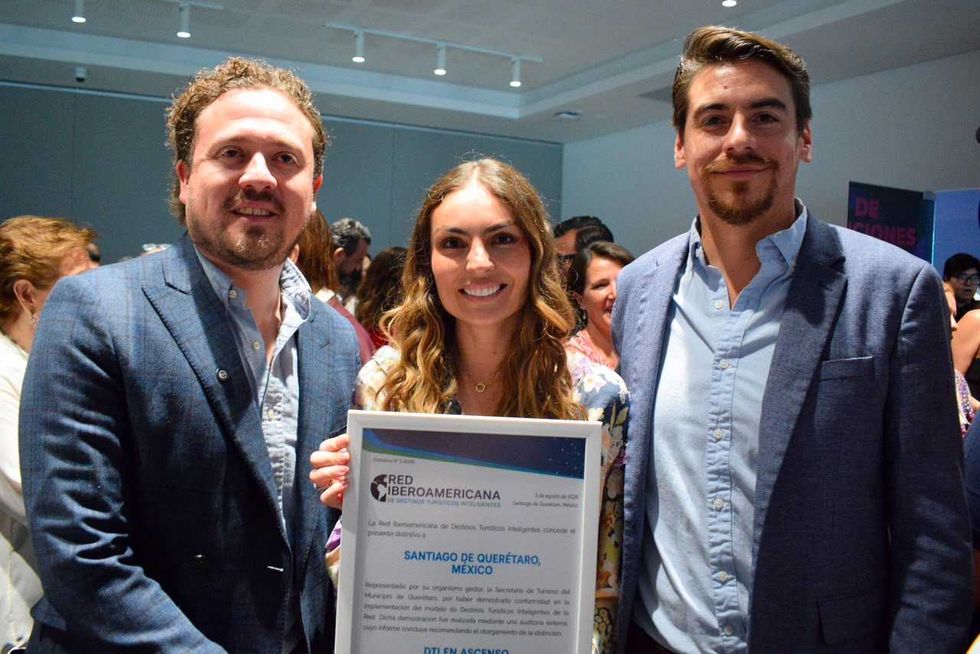 Representantes de las secretar\u00edas de Turismo estatal y municipal de Quer\u00e9taro sostienen el diploma de la Distinci\u00f3n de Destino Tur\u00edstico Inteligente otorgado por la Red