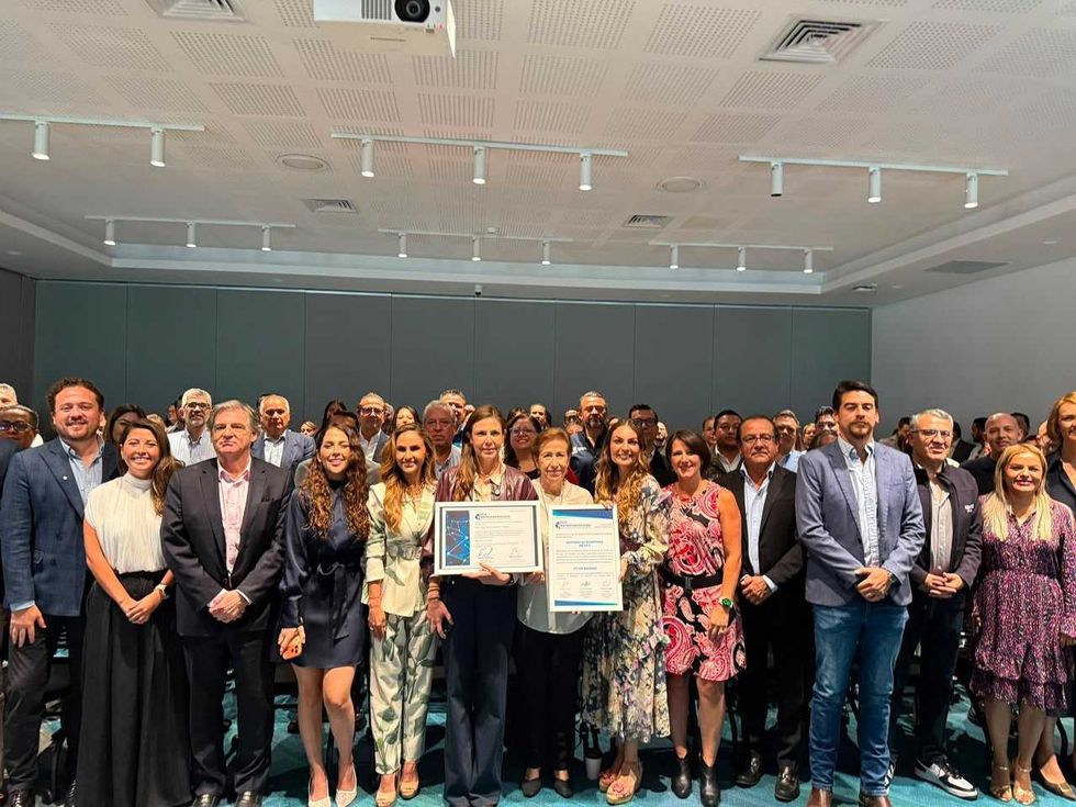 Representantes de las secretar\u00edas de Turismo estatal y municipal de Quer\u00e9taro sostienen el diploma de la Distinci\u00f3n de Destino Tur\u00edstico Inteligente otorgado por la Red