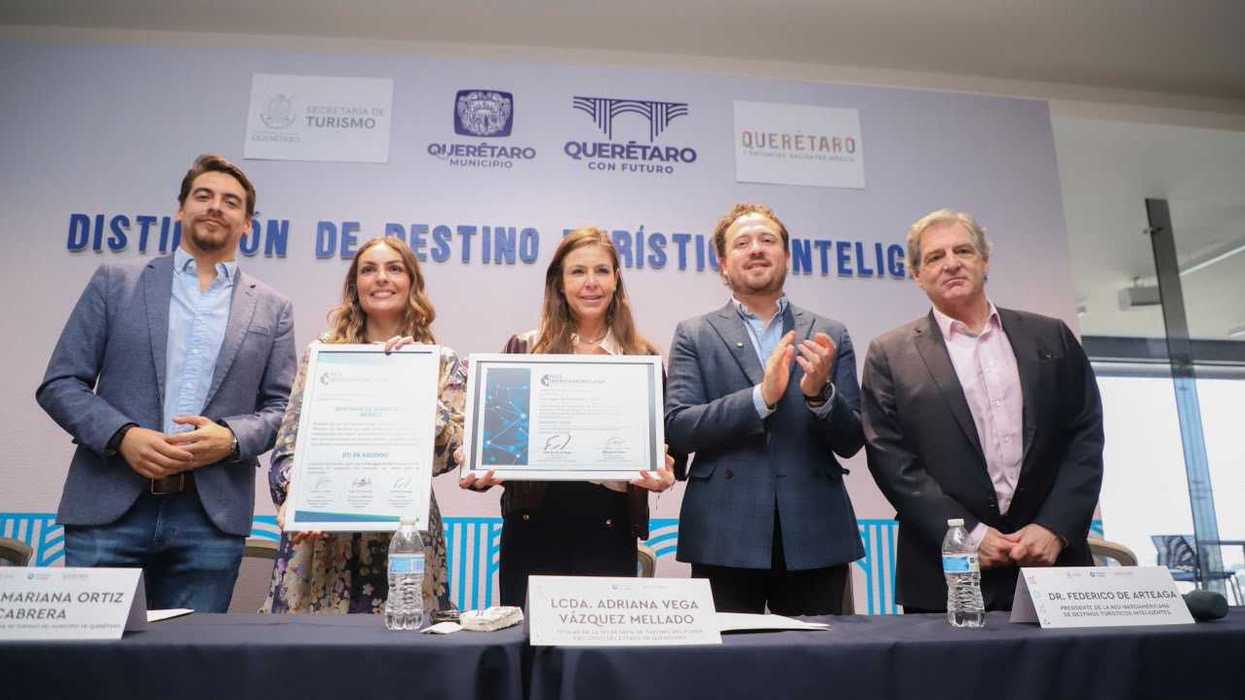 Representantes de las secretarías de Turismo estatal y municipal de Querétaro sostienen el diploma de la Distinción de Destino Turístico Inteligente otorgado por la Red