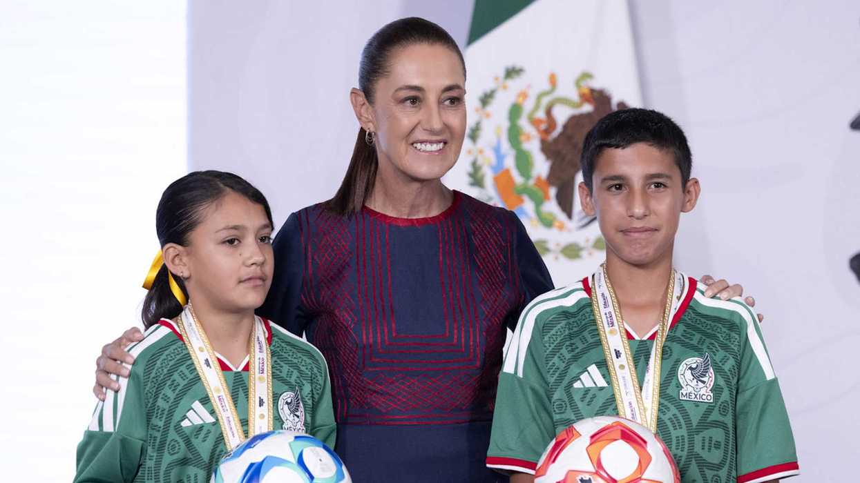 Representantes de los clubes de la Liga MX acompañan a Claudia Sheinbaum en Palacio Nacional con niñas y niños.
