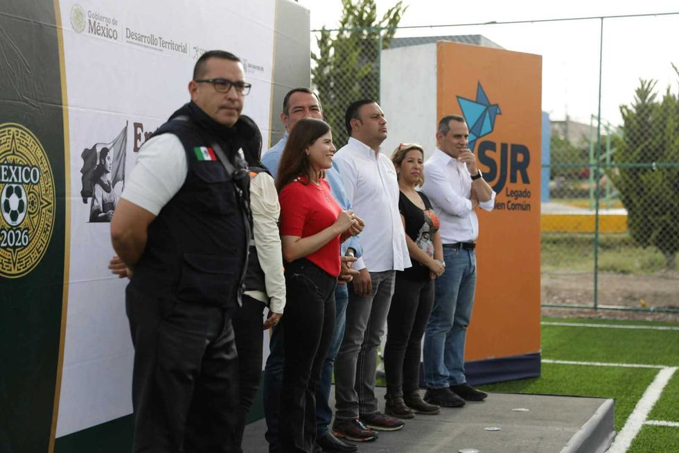 Representantes de los gobiernos municipal, estatal y federal en el acto de entrega de la cancha de Praderas del Sol
