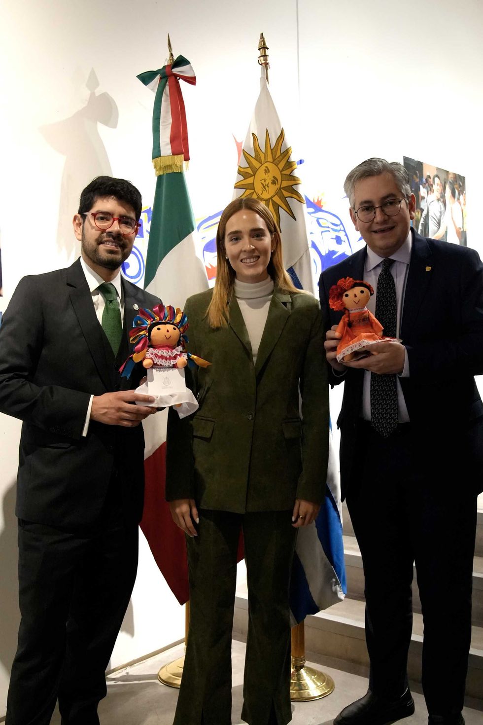 Representantes de M\u00e9xico y Uruguay con mu\u00f1ecas artesanales durante el intercambio binacional de juventud 2026